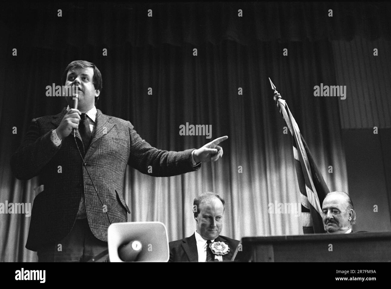 Martin Webster, John Tyndall National Front. Walsall, Birmingham, Inghilterra 1976. National Front NF si riunisce dopo aver marciato attraverso il sobborgo di Birmingham di Walsall North durante un'elezione suppletiva locale. L-R Martin Webster, John Tyndall e il candidato del fronte Nazionale Charles Parker. HOMER SYKES DEGLI ANNI '1970 DEL REGNO UNITO Foto Stock