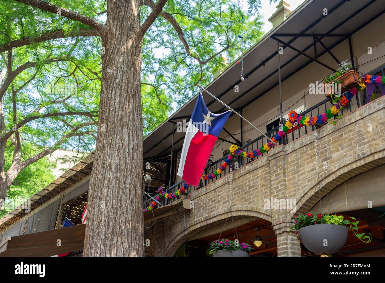 Una bandiera del Texas appesa ad un vecchio edificio Foto Stock