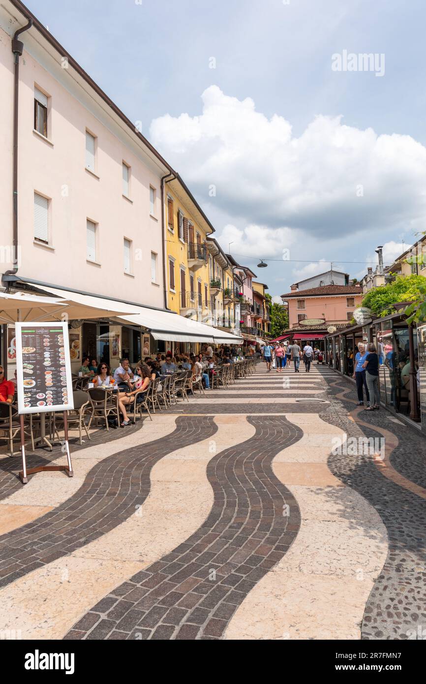 Via Albarello a Lazise piena di bar e ristoranti, Lazise, Lago di Garda, Italia, Europa Foto Stock