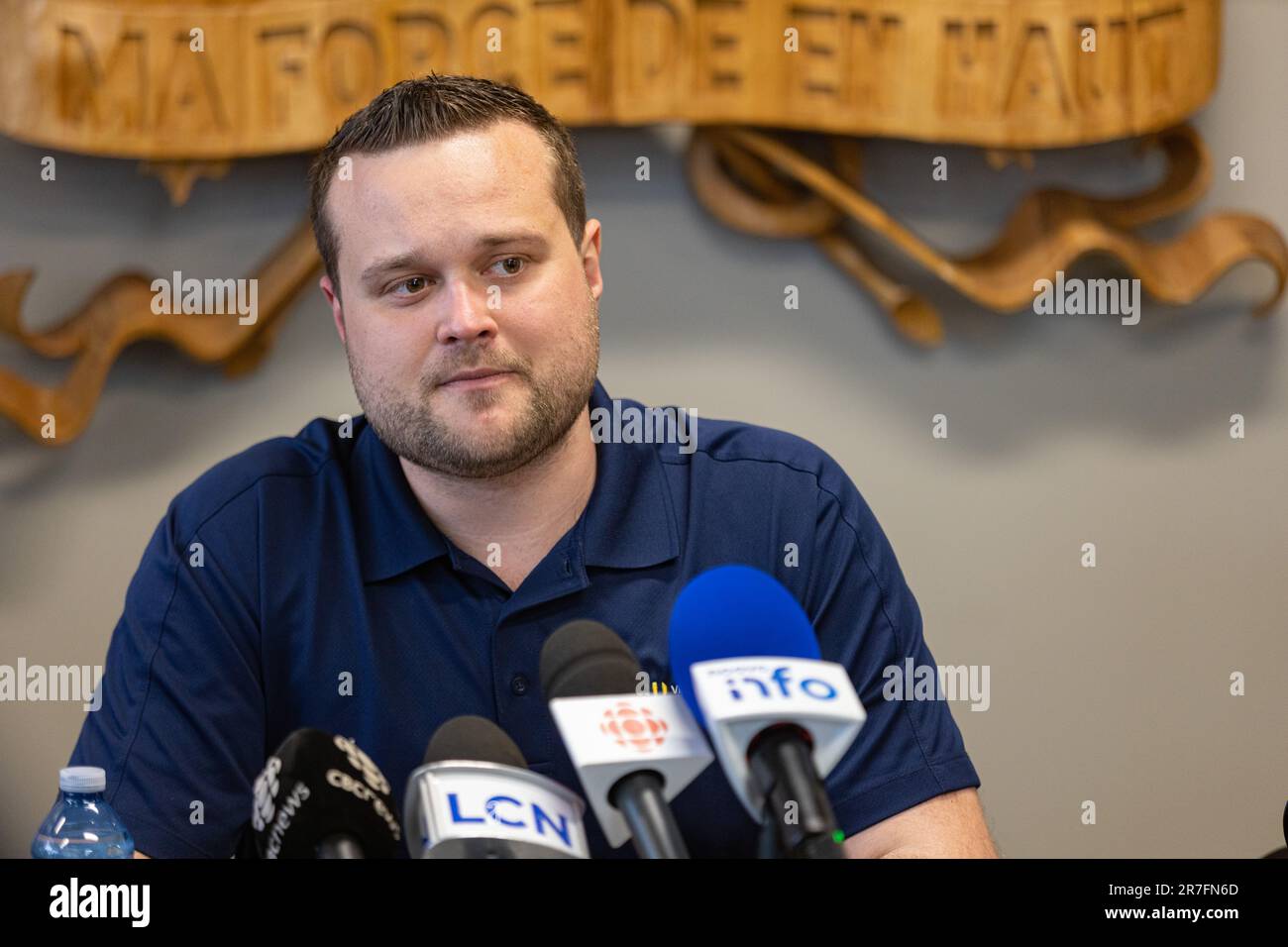 Michael Pilote, sindaco di Baie St-Paul, tiene una conferenza stampa in seguito alle inondazioni che si sono abbattute su Baie St-Paul il 2 maggio 2023. Le forti precipitazioni nella regione di Charlevoix hanno portato a trabocchioni di fiumi nella Baie St-Paul e nelle aree circostanti, con conseguenti alluvioni e danni significativi a residenze, aziende e infrastrutture. Foto Stock