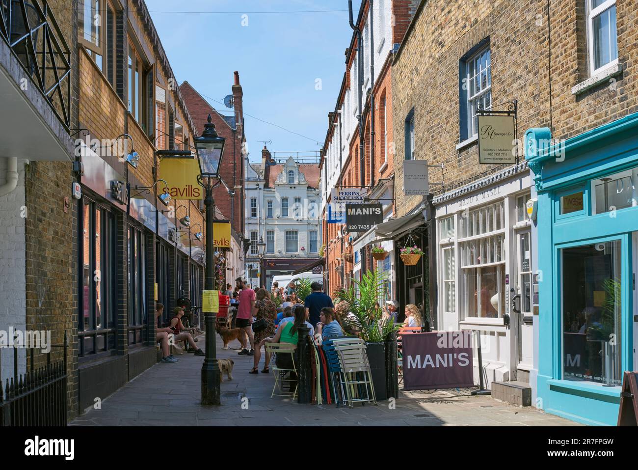 Perrins Court, Hampstead Village, Londra, Regno Unito, con negozi e caffè Foto Stock