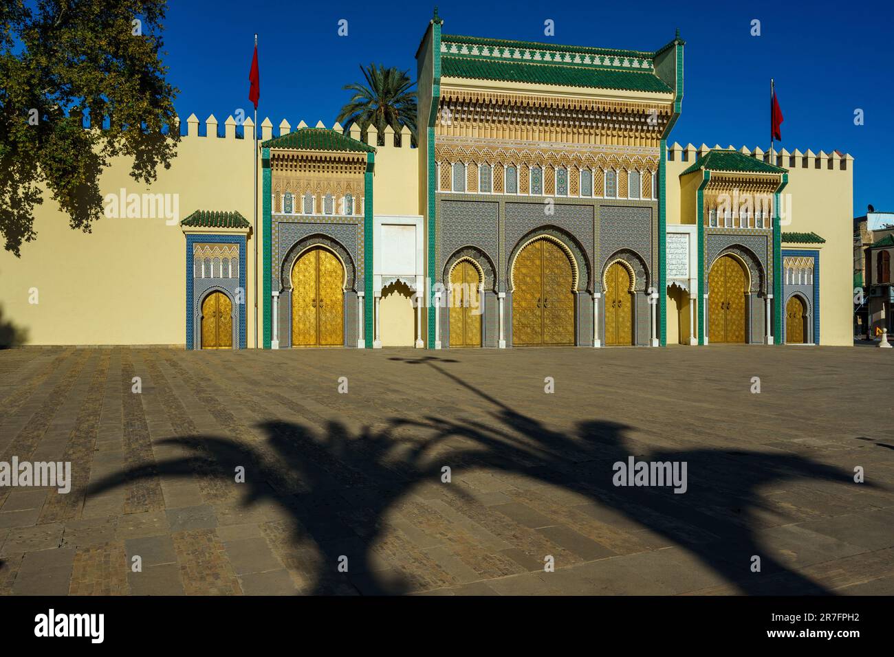 Marocco. Fez. Il palazzo reale fondato dai Merinidi nel 1320. Si apre sulla Place des Alaouites attraverso enormi porte cesellate in rame fatto da un Foto Stock