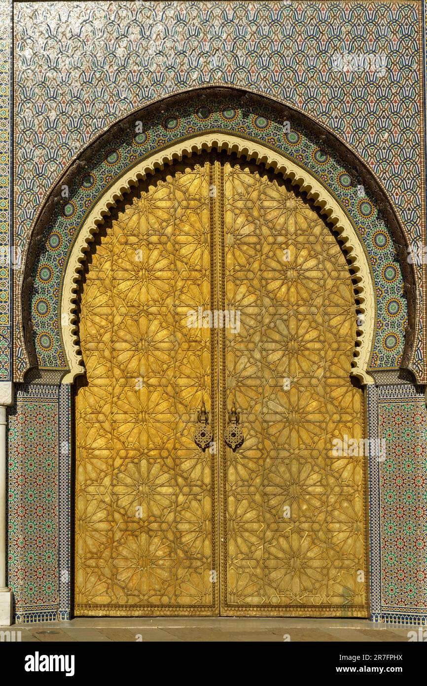 Marocco. Fez. Il palazzo reale fondato dai Merinidi nel 1320. Si apre sulla Place des Alaouites attraverso enormi porte cesellate in rame fatto da un Foto Stock