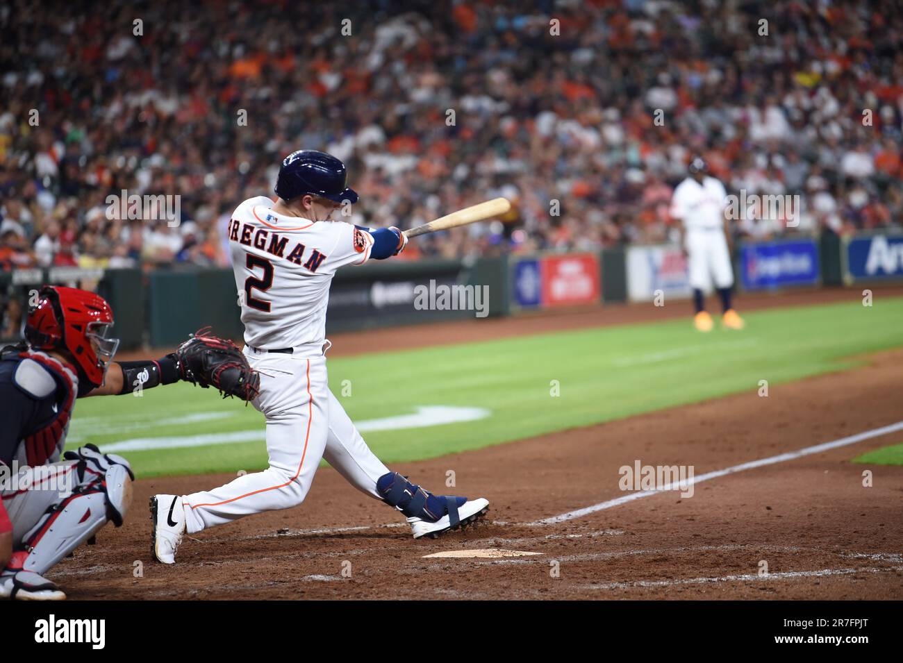 Houston Astros terzo baseman Alex Bregman (2) sceglie a destra campo in fondo al settimo inning durante il gioco MLB tra il Washington Na Foto Stock