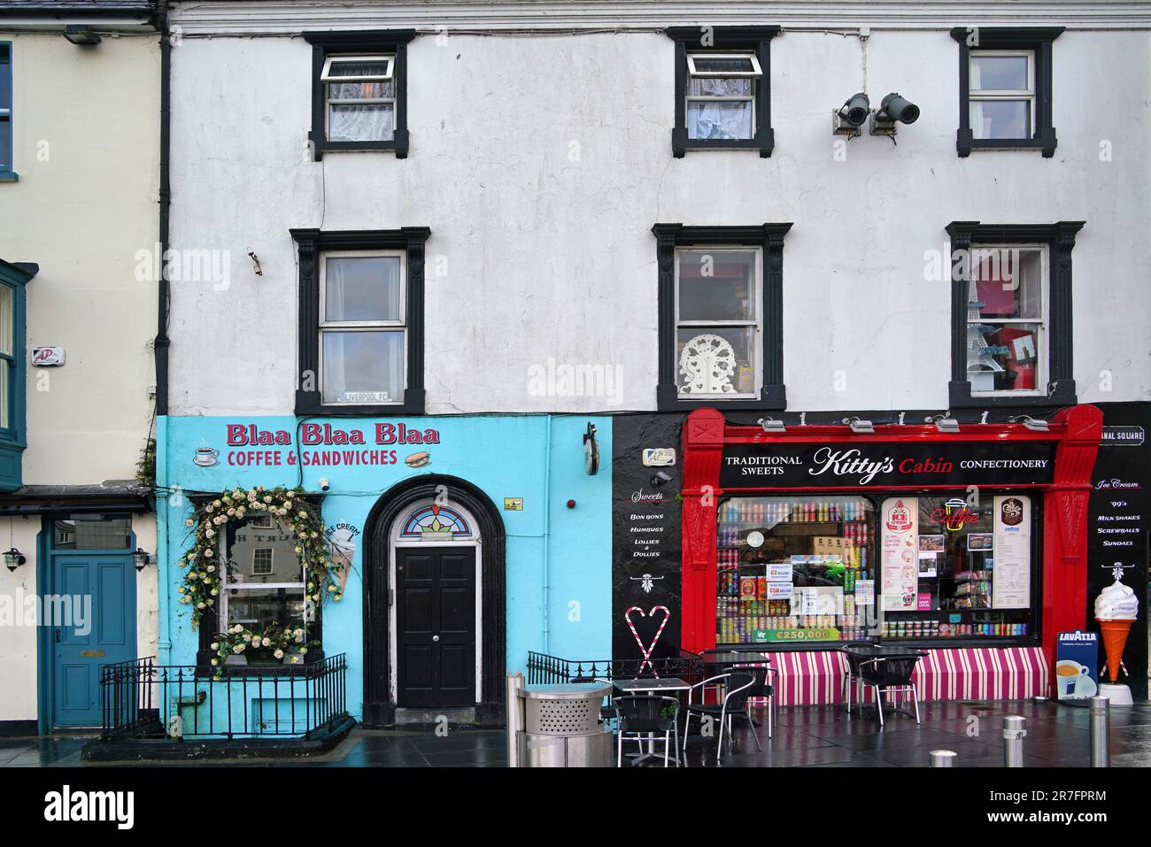 Kilkenny, Irlanda - 23 marzo 2023: Vecchi negozi colorati su una strada principale a Kilkenny, Irlanda Foto Stock