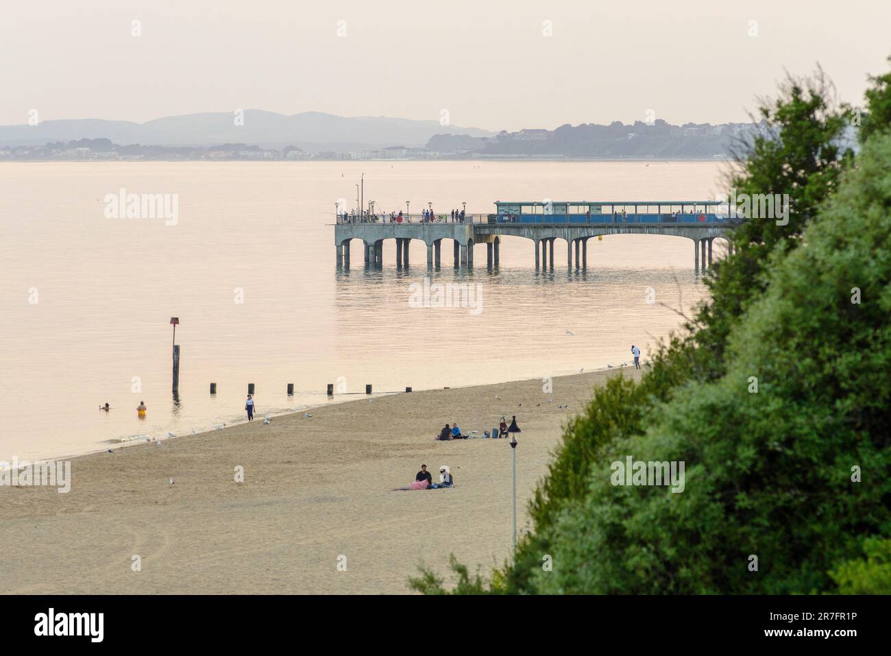 Boscombe Beach e Pier in una calda serata estiva nel giugno 2023 durante un'ondata di caldo, Regno Unito Foto Stock