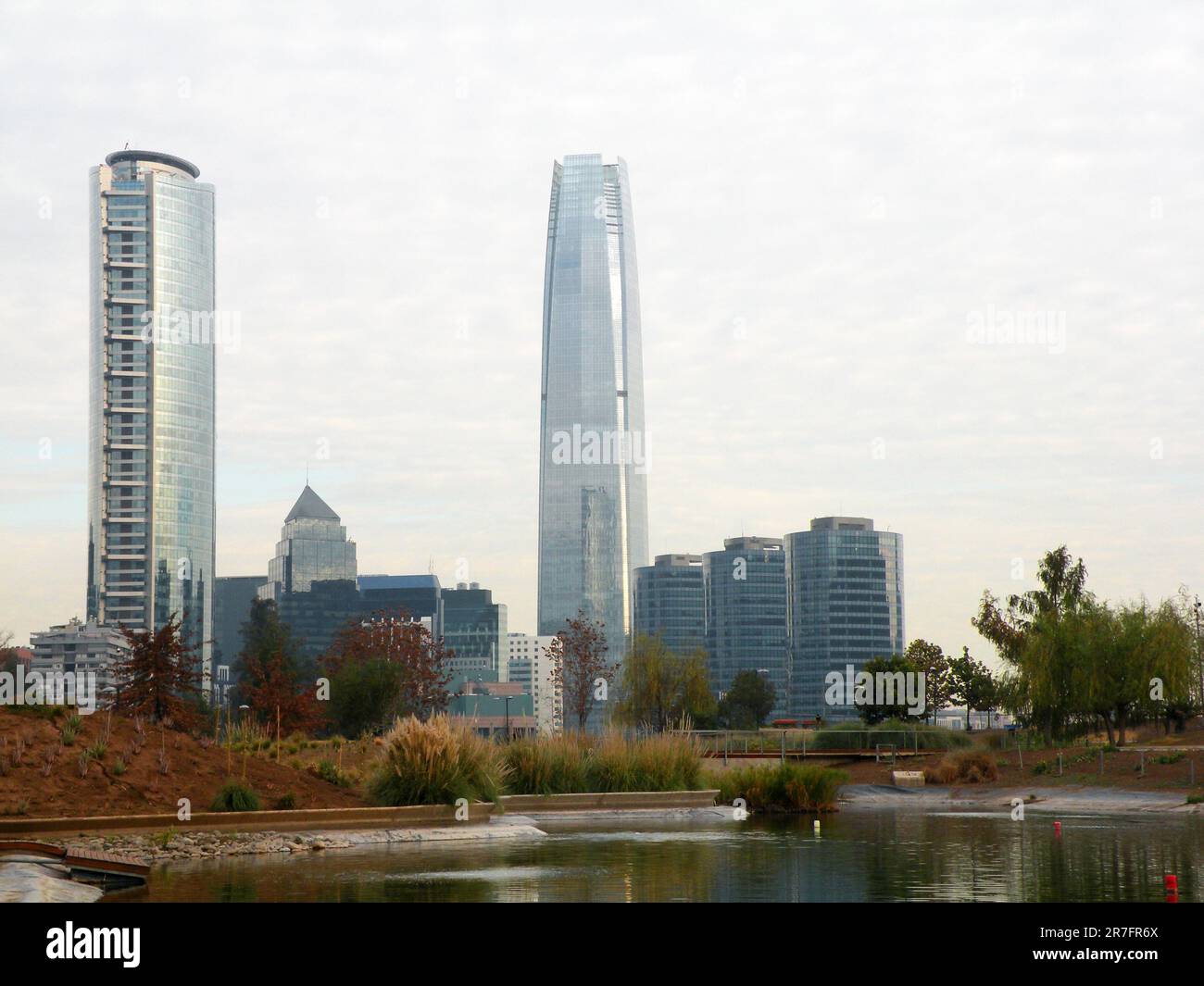 Bicentennial Park e gli edifici commerciali, Santiago, Cile Foto Stock