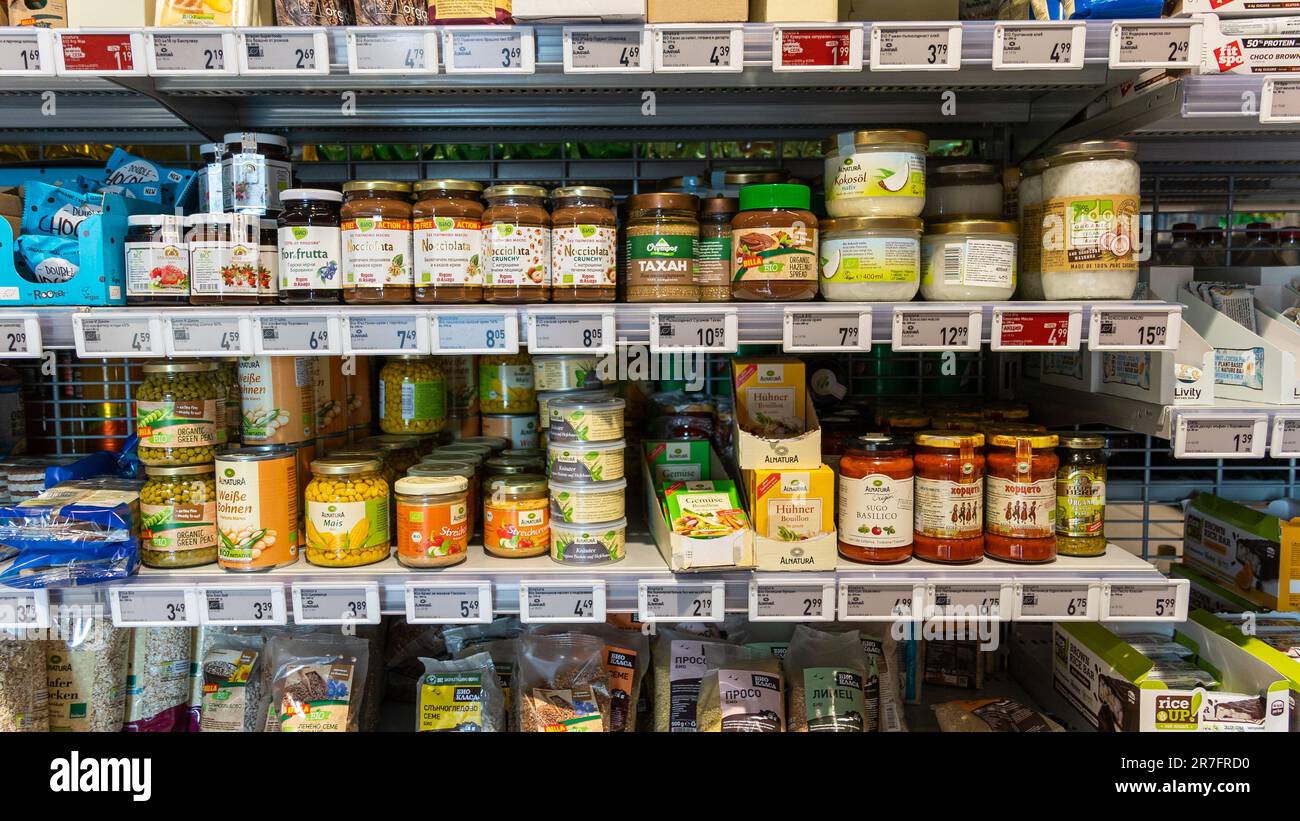 Interno shot di scaffale biologico in Billa supermercato Bulgaria Foto Stock