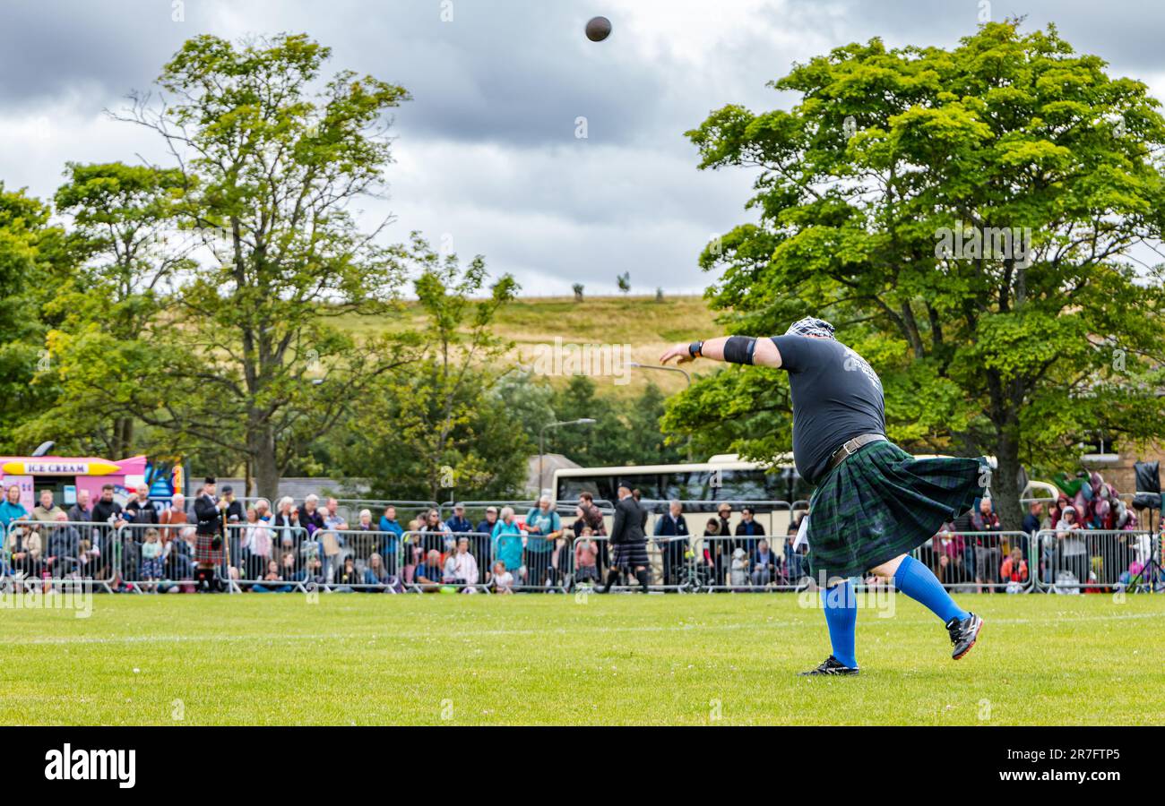 Concorrente maschile nell'evento heavy shot put game, Highland Games, North Berwick, Scozia, Regno Unito Foto Stock