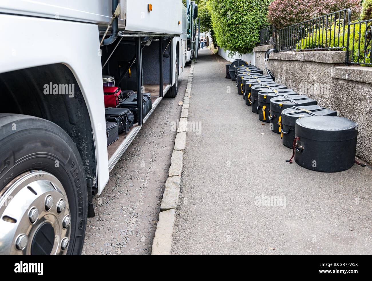 Pullman parcheggiato con casse durm con nastro di tubi allineati per il caricamento a Highland Games, North Berwick, Scozia, Regno Unito Foto Stock