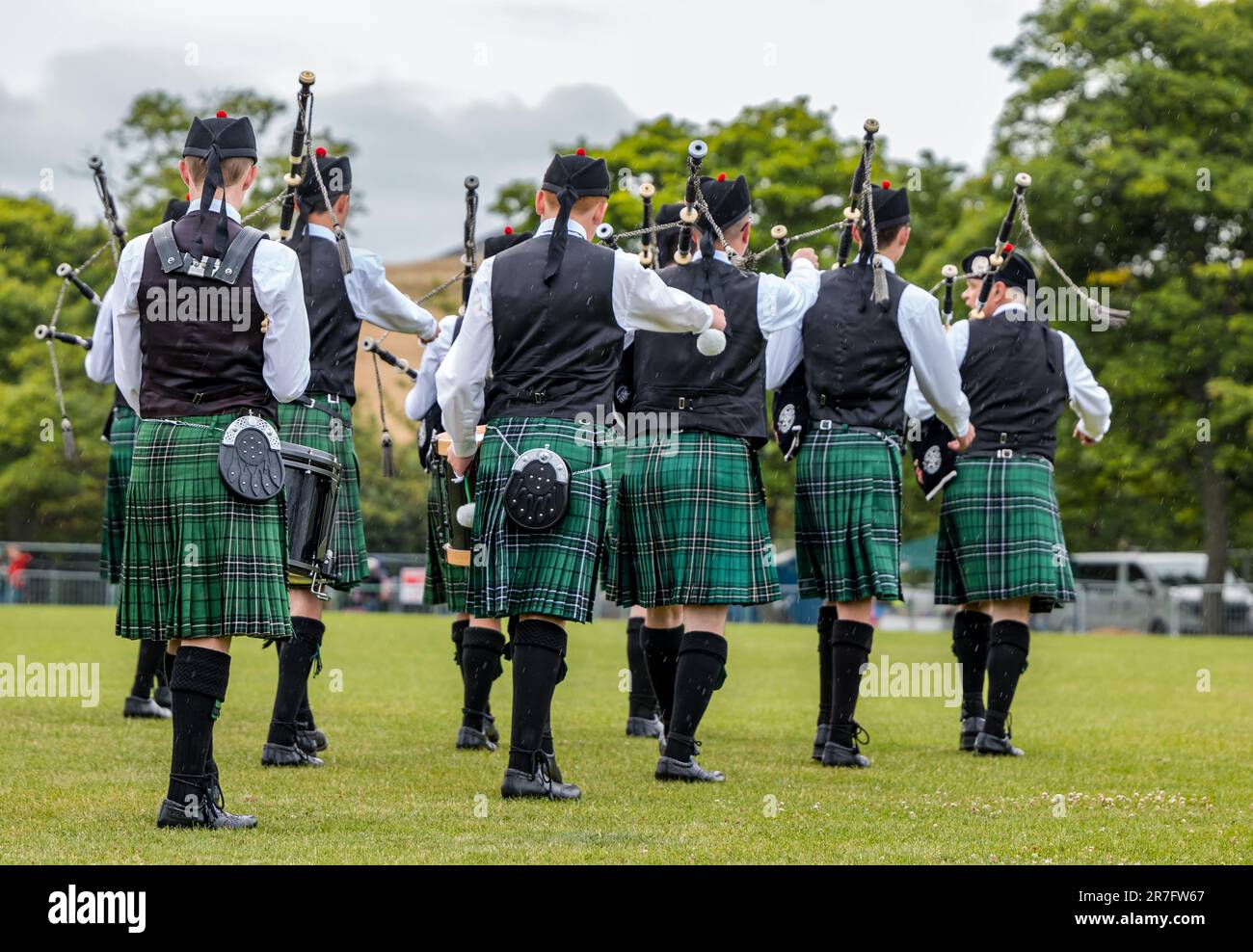 Pipe band che marciò e suonò presso Highland Games, North Berwick, Scozia, Regno Unito Foto Stock