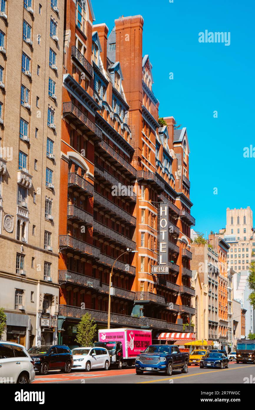 New York City, USA - 18 maggio 2023: Una vista laterale sulla facciata del famoso Hotel Chelsea, nella West 23rd Street, New York City, Stati Uniti Foto Stock