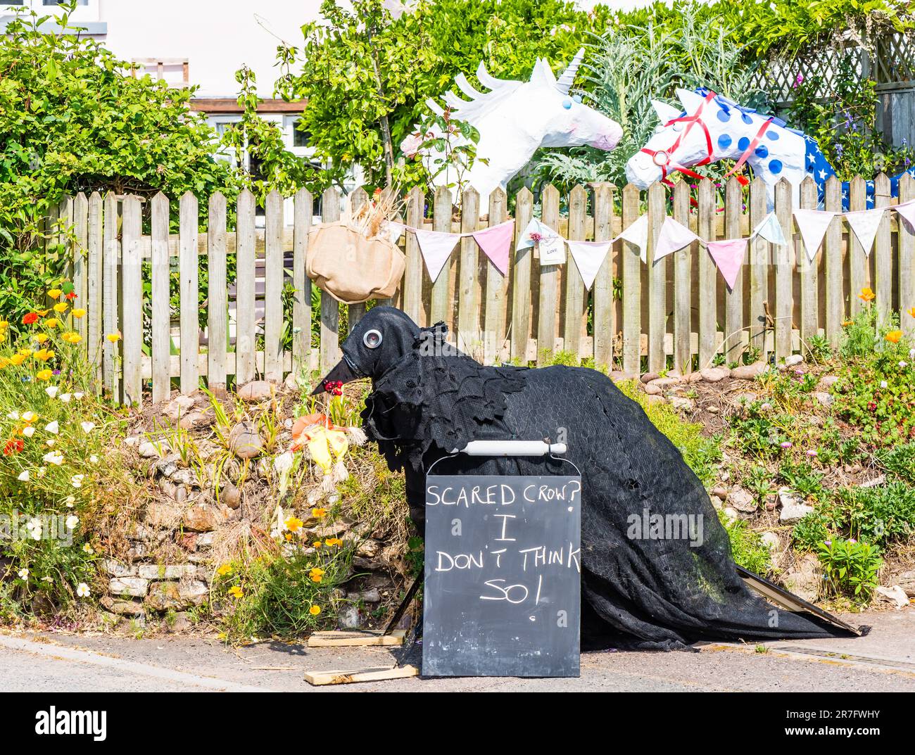 East Budleigh Village Scarecrow Festival in aiuto di tutti i Santi Chiesa. Foto Stock