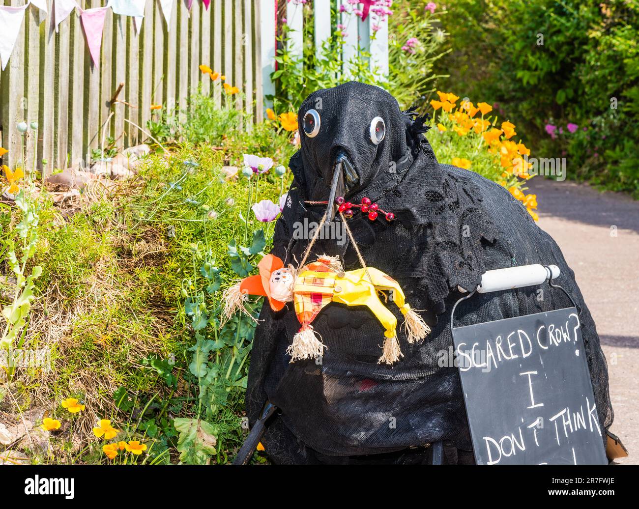 East Budleigh Village Scarecrow Festival in aiuto di tutti i Santi Chiesa. Foto Stock