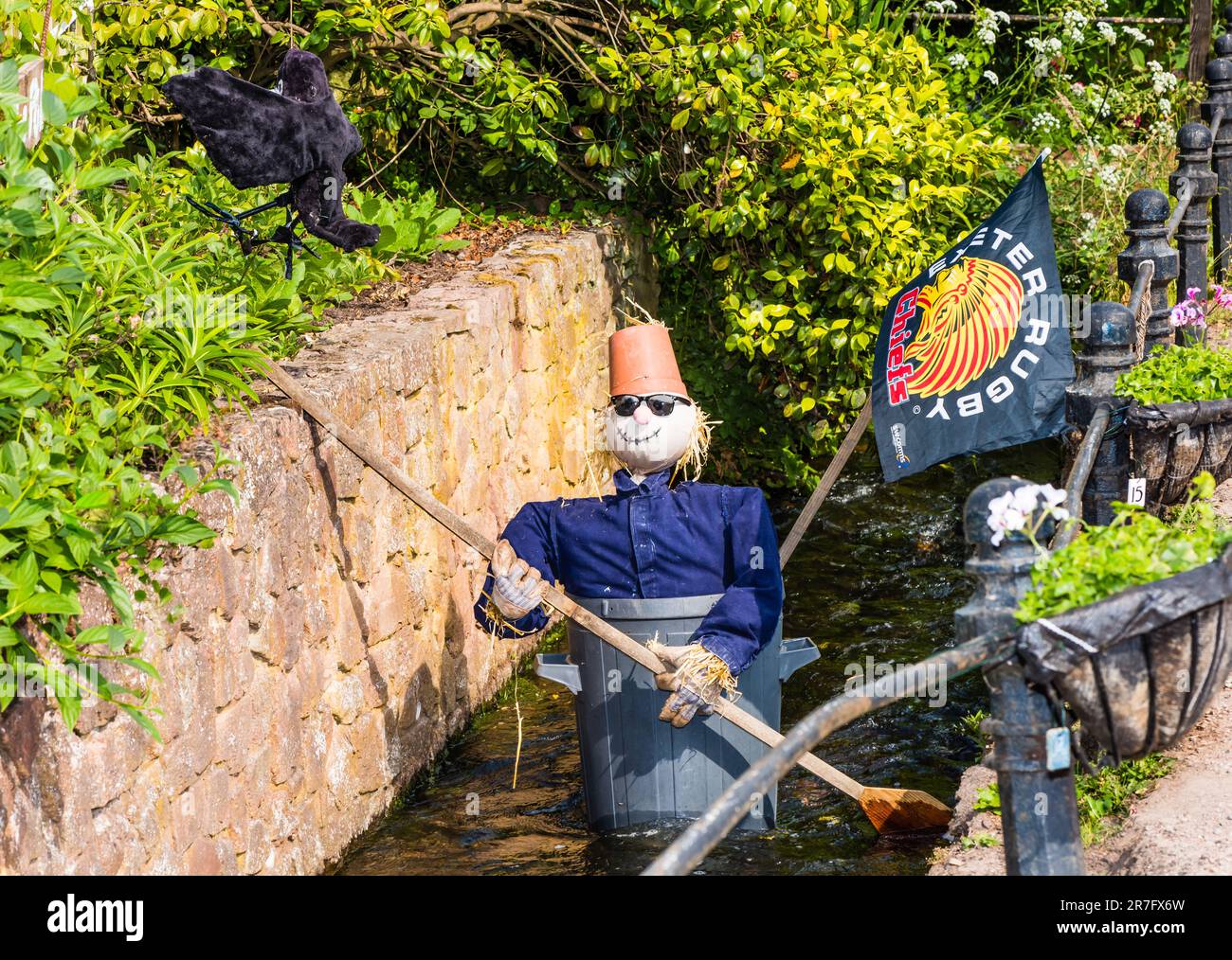 East Budleigh Village Scarecrow Festival in aiuto di tutti i Santi Chiesa. Foto Stock