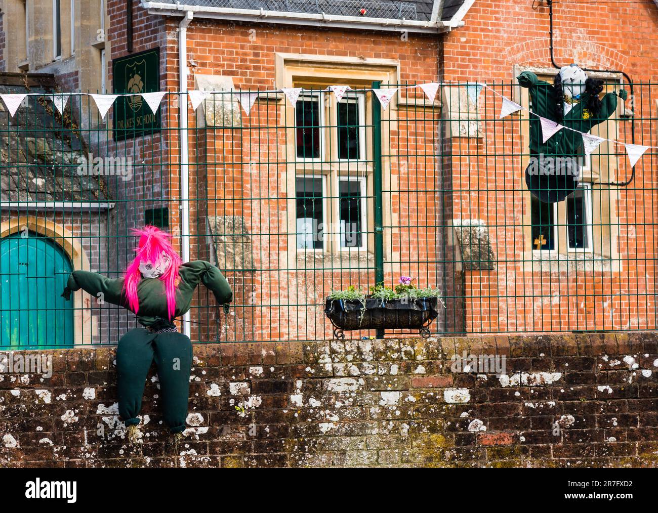 Scuola Scarecrows all'East Budleigh Village Scarecrow Festival in aiuto di tutti i Santi Chiesa. Foto Stock