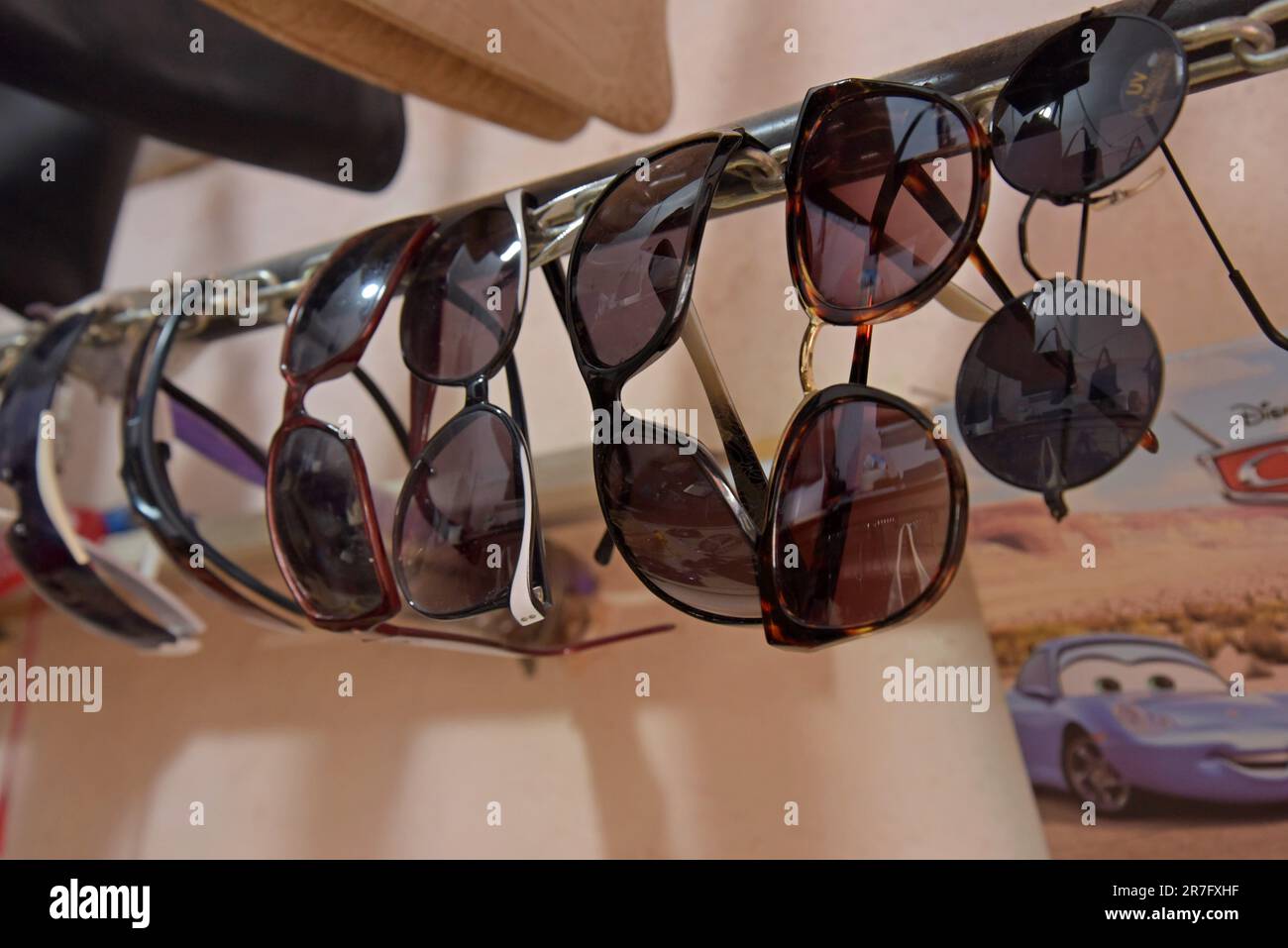 Un'esposizione di occhiali da sole in vendita presso il mercato  dell'abbigliamento vintage e retrò di Pugliano, a Ercolano, Napoli Foto  stock - Alamy