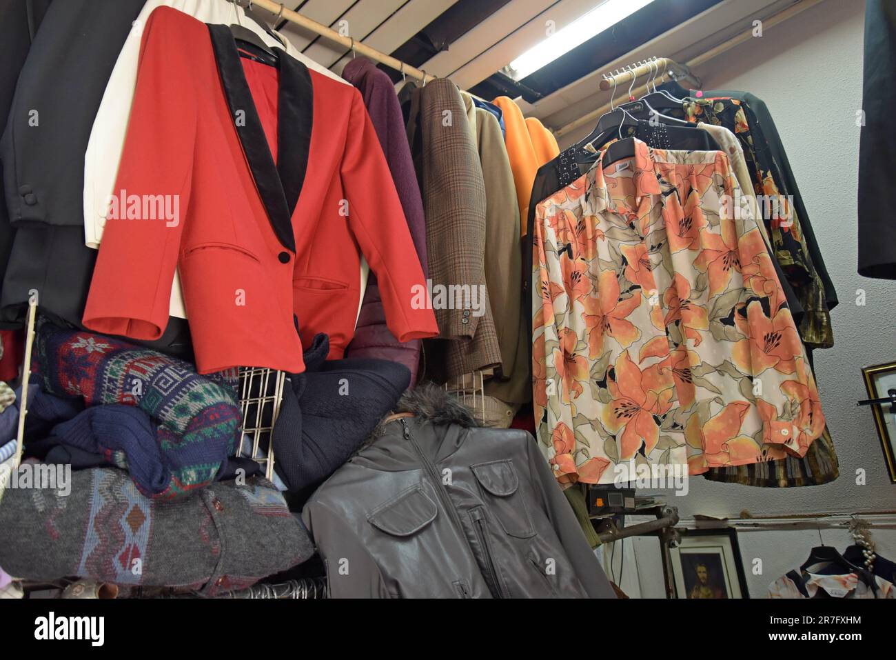 Un'ampia gamma di abbigliamento e accessori vintage in vendita presso il  mercato dell'abbigliamento vintage e retrò di Pugliano, a Ercolano, Napoli  Foto stock - Alamy