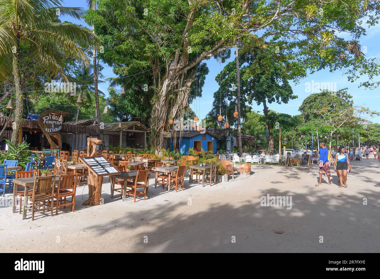 Trancoso, quartiere di Porto Seguro, BA, Brasile - 06 gennaio 2023: Il Quadrado di Trancoso, un luogo turistico con ristoranti e bar. Foto Stock