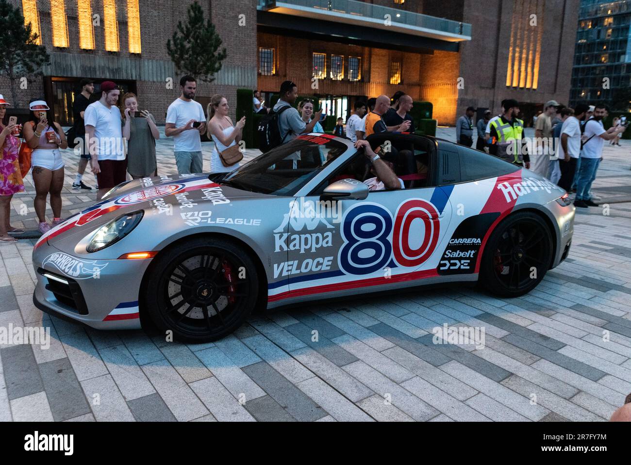 Gumball 3000 Supercar rally in visita alla nuova Battersea Power Station, Londra, Regno Unito. Auto costosa in mostra per gli appassionati di auto. Targa Porsche 911 Foto Stock