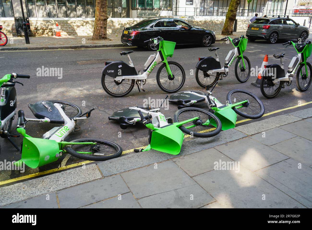Noleggio biciclette Lime Uber abbandonate, Londra Foto Stock