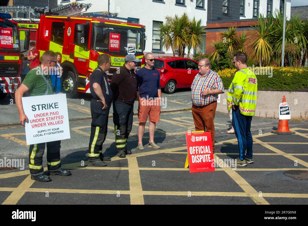 Bantry, West Cork, Irlanda Giovedì 15 giugno 2023; i vigili del fuoco detenuti sono stati in sciopero oggi su retribuzione e condizioni. I membri della Brigata dei Vigili del fuoco di Bantry la linea del picket fuori della loro stazione. Cork County Mayor, Cllr. Danny Collins ha incontrato l'equipaggio e ha presidiato il picket con loro. Credito; ed/Alamy Live News Foto Stock