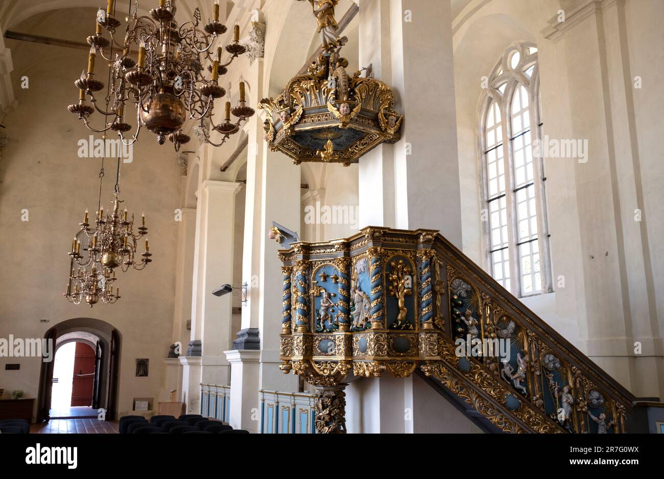 L'interno della chiesa luterana di Lestene (1703), il più grande insieme di sculture in legno dell'epoca barocca, la chiesa luterana di Lestene, Lettonia Foto Stock
