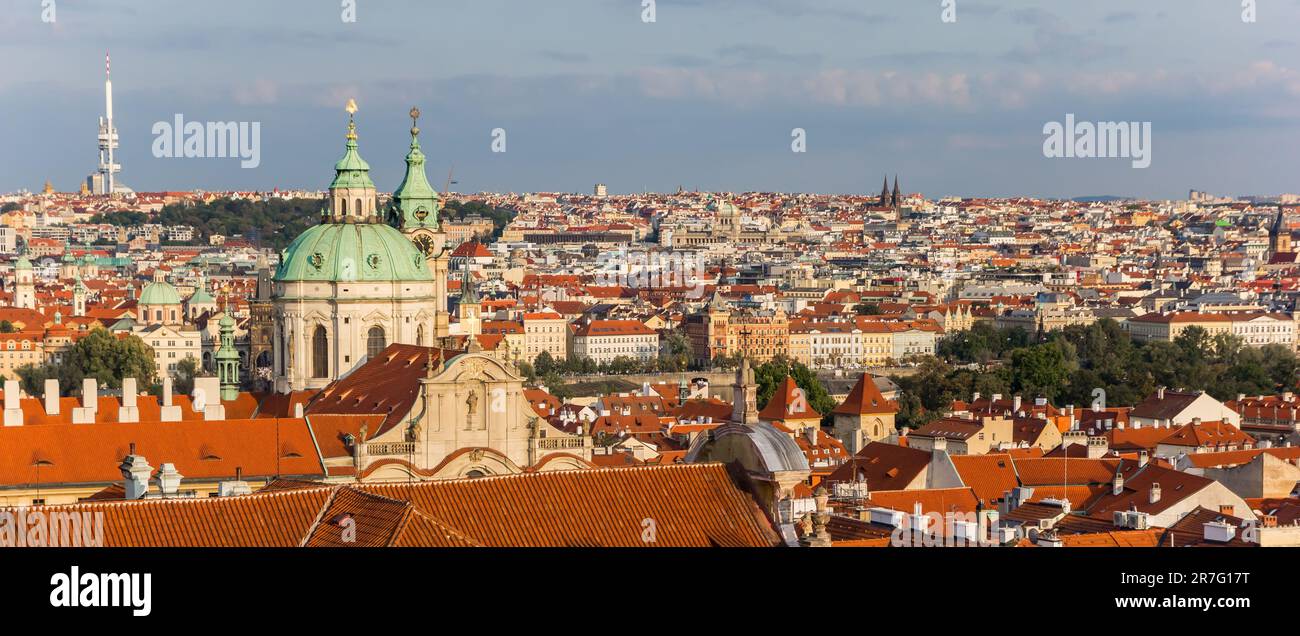 Vista panoramica sulla chiesa di Nicholas nella storica città di Praga, Repubblica Ceca Foto Stock