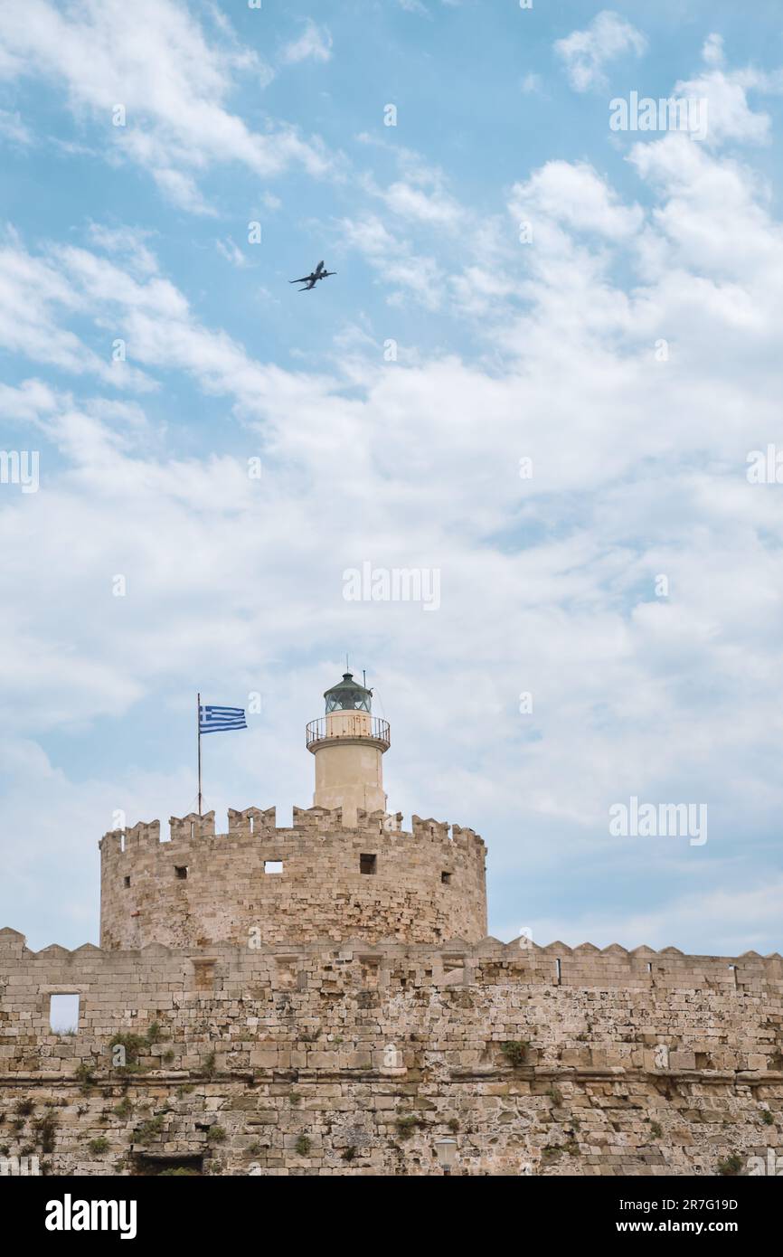 St Torre di Nicholas Rodi, ripresa verticale, l'aereo arriva a terra sopra la torre, viaggia verso i luoghi popolari dell'arcipelago greco del Dodecaneso Foto Stock