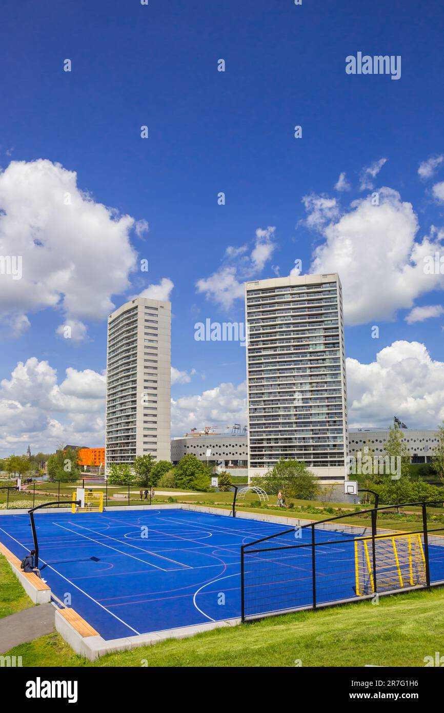 Campo sportivo nel moderno quartiere Europapark a Groningen, Paesi Bassi Foto Stock