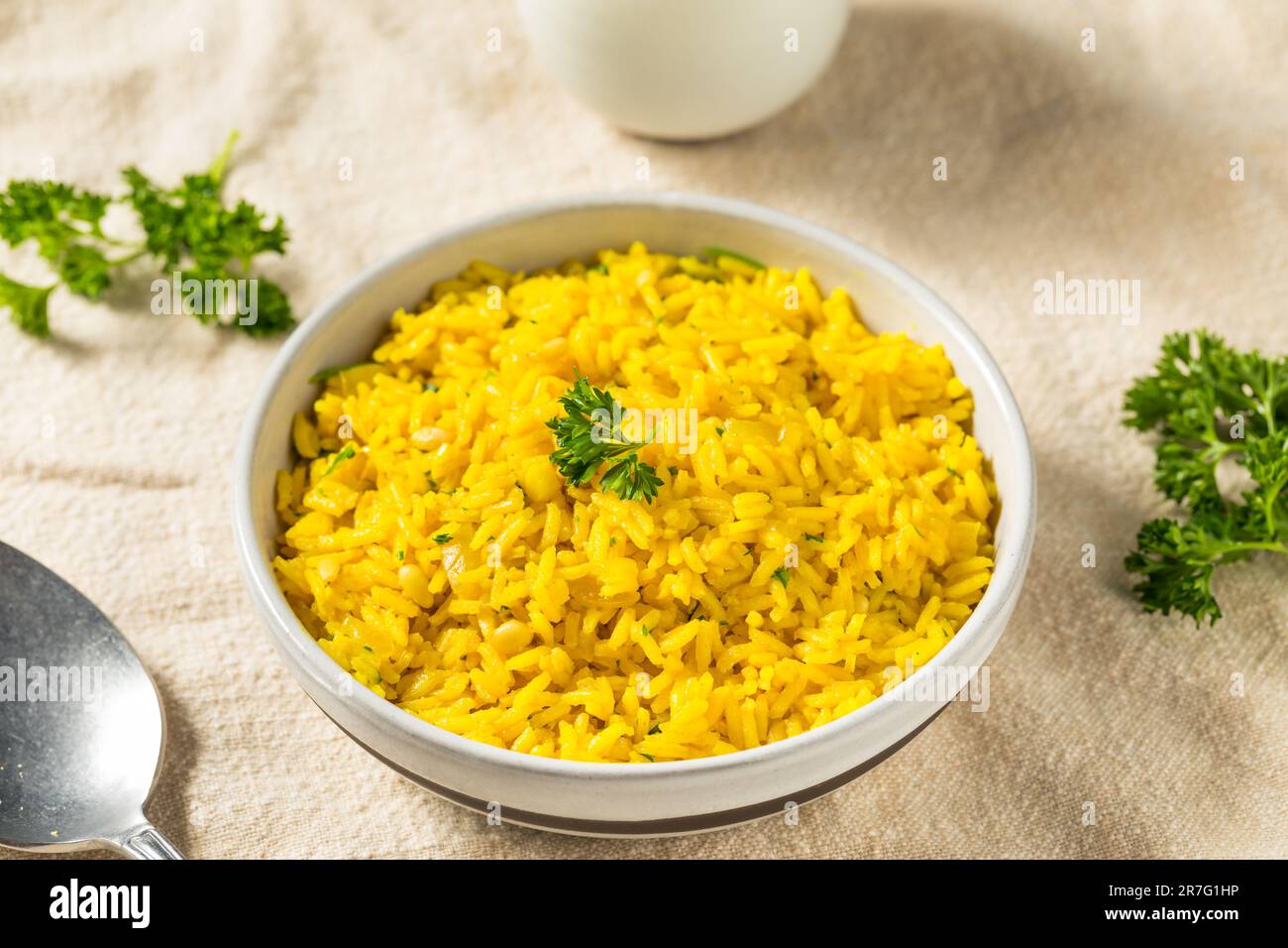 Riso mediterraneo giallo fatto in casa con pinoli Foto Stock