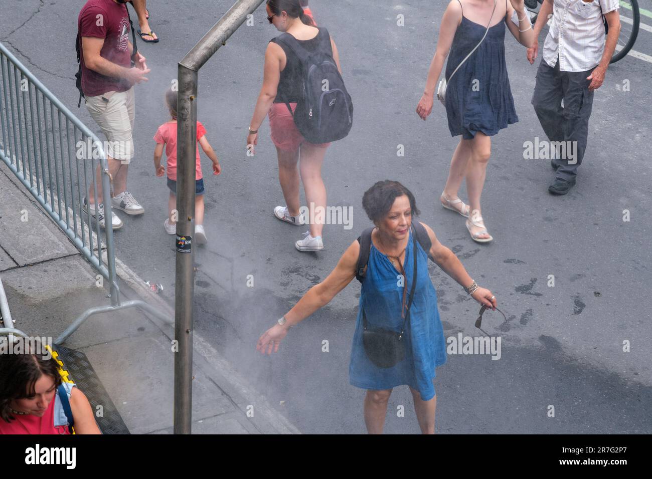 Montreal, CA - 15.June 2022: Le persone camminano sotto una stazione di appannamento all'aperto Foto Stock