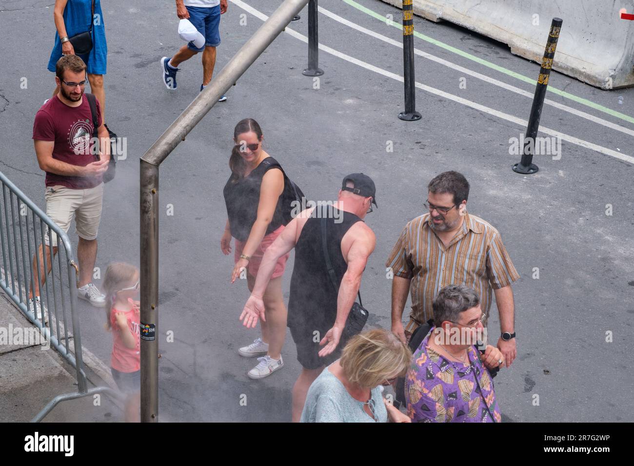 Montreal, CA - 15.June 2022: Le persone camminano sotto una stazione di appannamento all'aperto Foto Stock