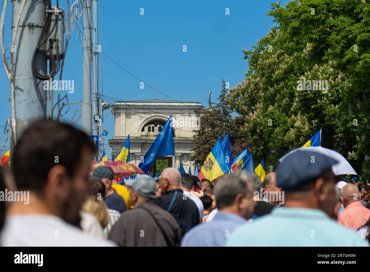 I moldavi si trovano nel centro di Chisinau, in Moldavia, per celebrare la giornata dell'Europa e mostrare la loro solidarietà all'Europa e il loro sostegno per l'adesione all'UE Foto Stock
