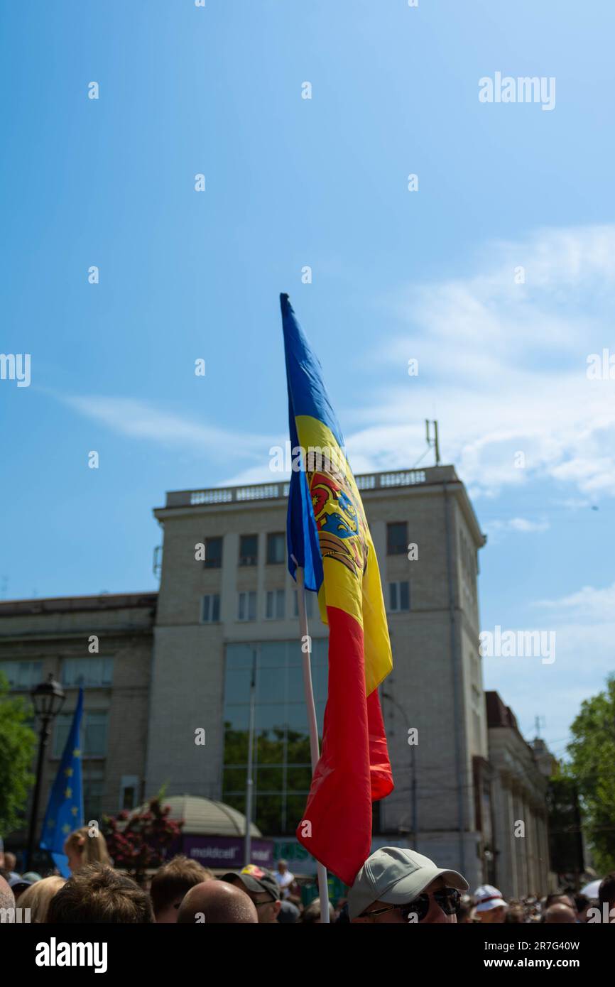 I moldavi si trovano nel centro di Chisinau, in Moldavia, per celebrare la giornata dell'Europa e mostrare la loro solidarietà all'Europa e il loro sostegno per l'adesione all'UE Foto Stock