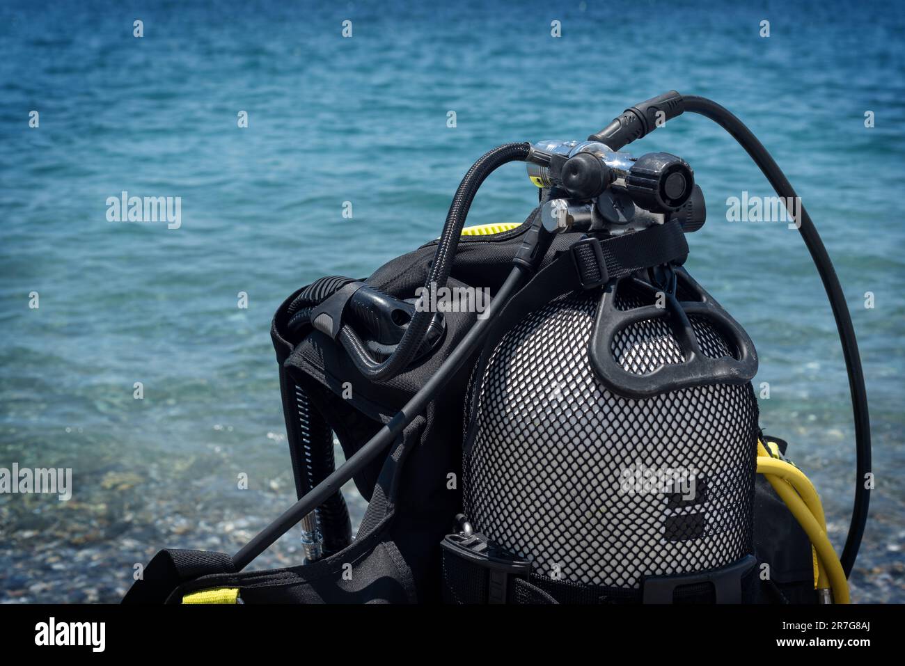 Primo piano di una bombola di ossigeno per immersioni su una spiaggia pulita Foto Stock