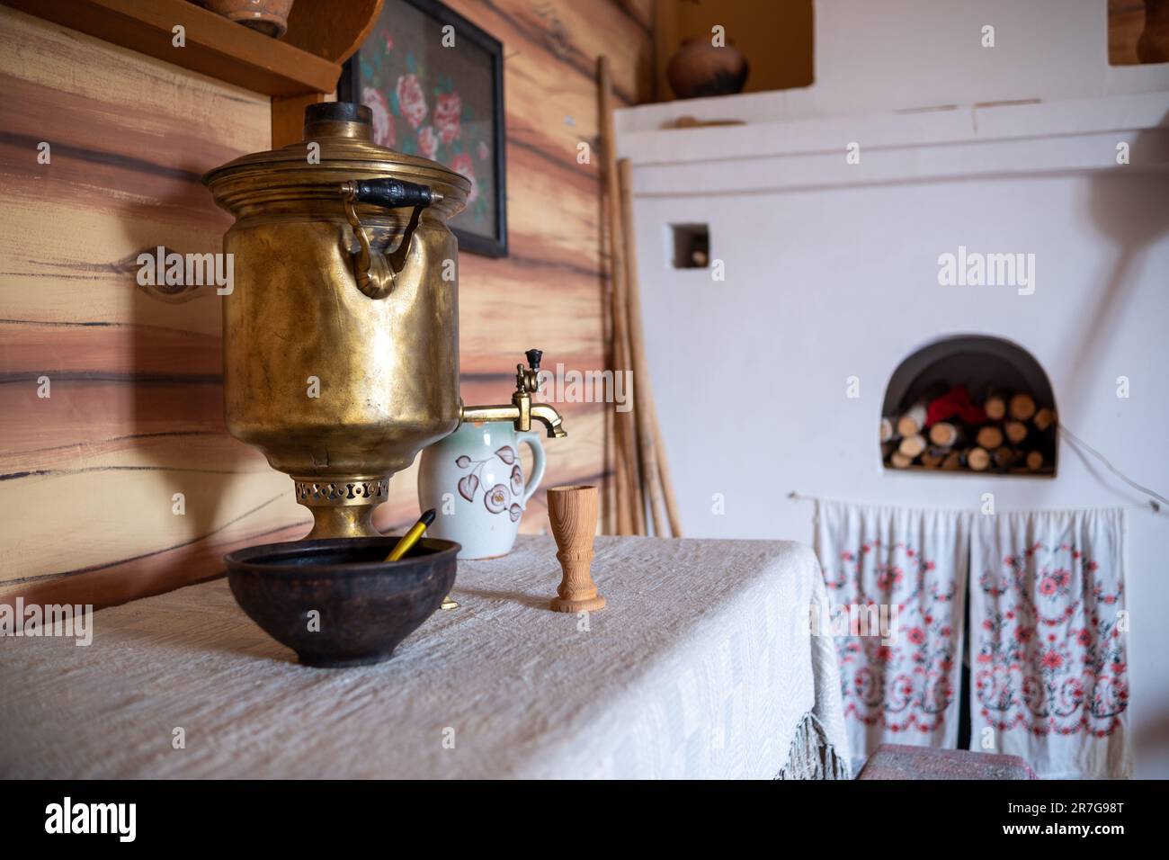Forno russo, samovar. Decorazione di una vecchia casa Foto Stock