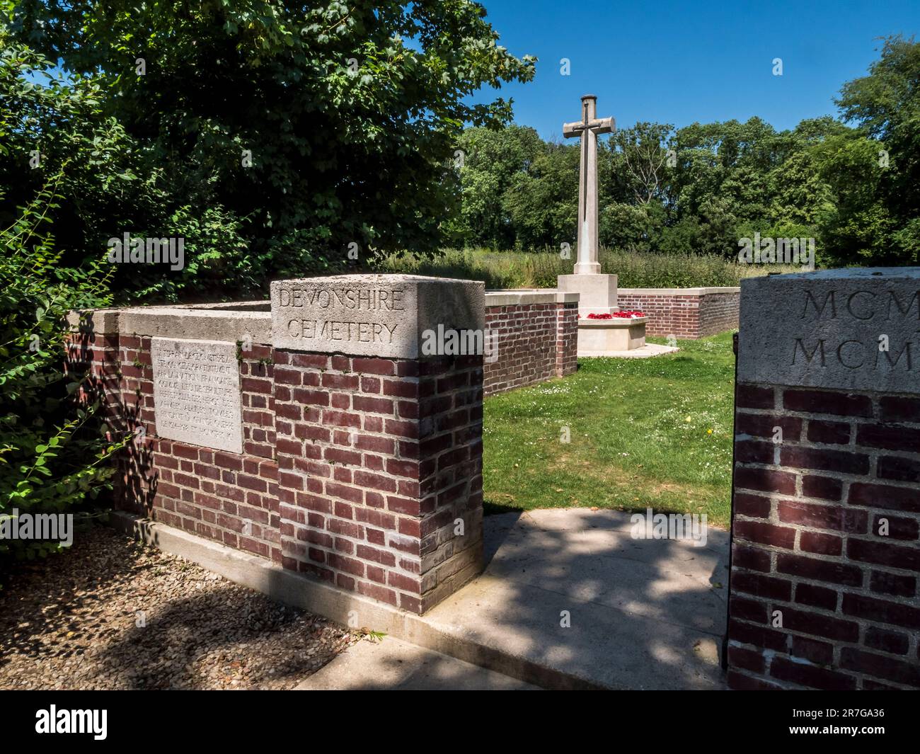 Il Devonshire Cemetery segna la posizione di una trincea britannica che trascurava le posizioni tedesche durante la prima guerra mondiale il primo giorno della battaglia della somme Foto Stock