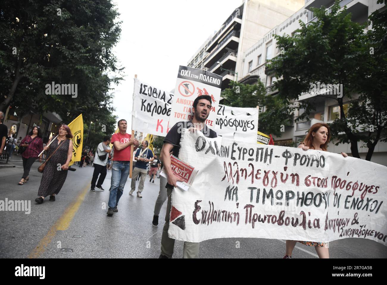 Salonicco, Grecia. 15th giugno, 2023. La gente protesta contro la politica comunitaria in materia di migrazione. Una barca da pesca con migranti che cercano di raggiungere l'Italia è affondata il 14 giugno al largo delle coste greche, lasciando almeno 79 morti e molti altri dispersi in una delle peggiori catastrofi di questo tipo di quest'anno. (Credit Image: © Giannis Papanikos/ZUMA Press Wire) SOLO PER USO EDITORIALE! Non per USO commerciale! Foto Stock