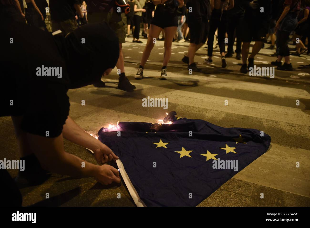 Salonicco, Grecia. 15th giugno, 2023. I dimostranti scottano una bandiera dell'Unione europea durante una protesta contro la politica comunitaria in materia di migrazione. Una barca da pesca con migranti che cercano di raggiungere l'Italia è affondata il 14 giugno al largo delle coste greche, lasciando almeno 79 morti e molti altri dispersi in una delle peggiori catastrofi di questo tipo di quest'anno. (Credit Image: © Giannis Papanikos/ZUMA Press Wire) SOLO PER USO EDITORIALE! Non per USO commerciale! Foto Stock