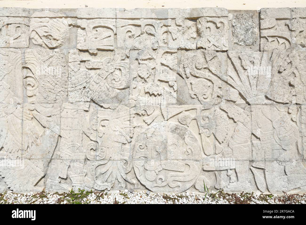 Particolare di una scultura in rilievo raffigurante i giocatori di palla maya presso il campo da Grande palla a Chichen Itza, Yucatan, Penisola dello Yucatan, Messico. Foto Stock