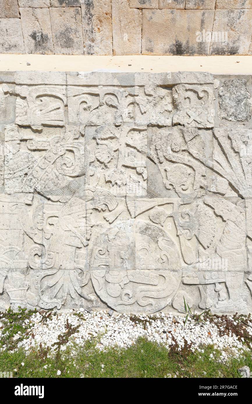 Particolare di una scultura in rilievo raffigurante i giocatori di palla maya presso il campo da Grande palla a Chichen Itza, Yucatan, Penisola dello Yucatan, Messico. Foto Stock