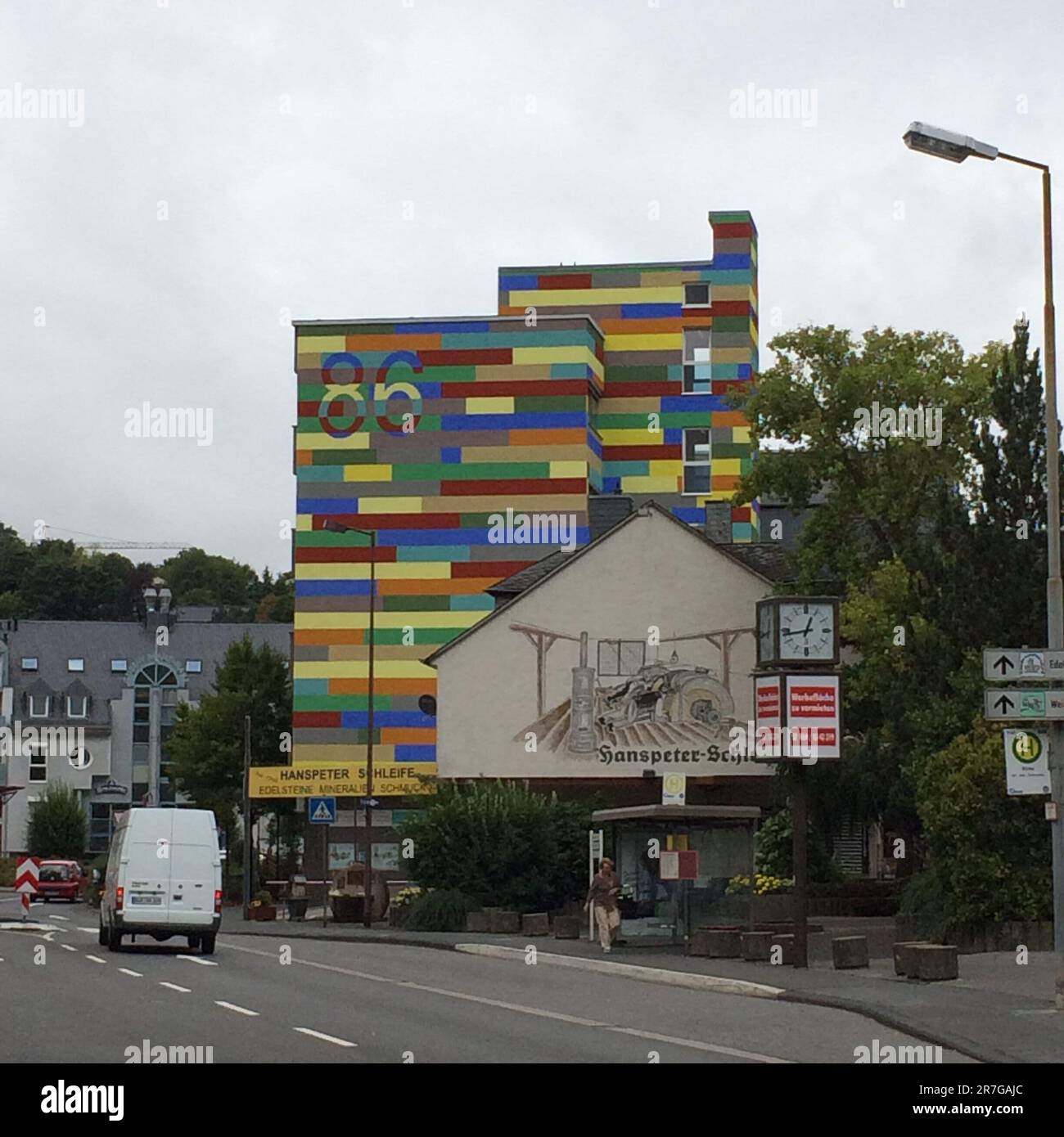 Hanspeter Schleife e il colorato edificio numero 86, ad Idar-Oberstein, Germania, Europa Foto Stock