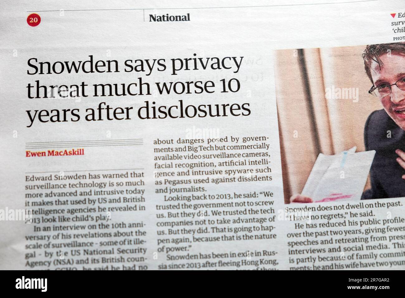 Edward 'Snowden dice la minaccia alla privacy molto peggio 10 anni dopo la divulgazione' giornale headline US Surveillance Technology article 10 giugno 2023 UK Foto Stock