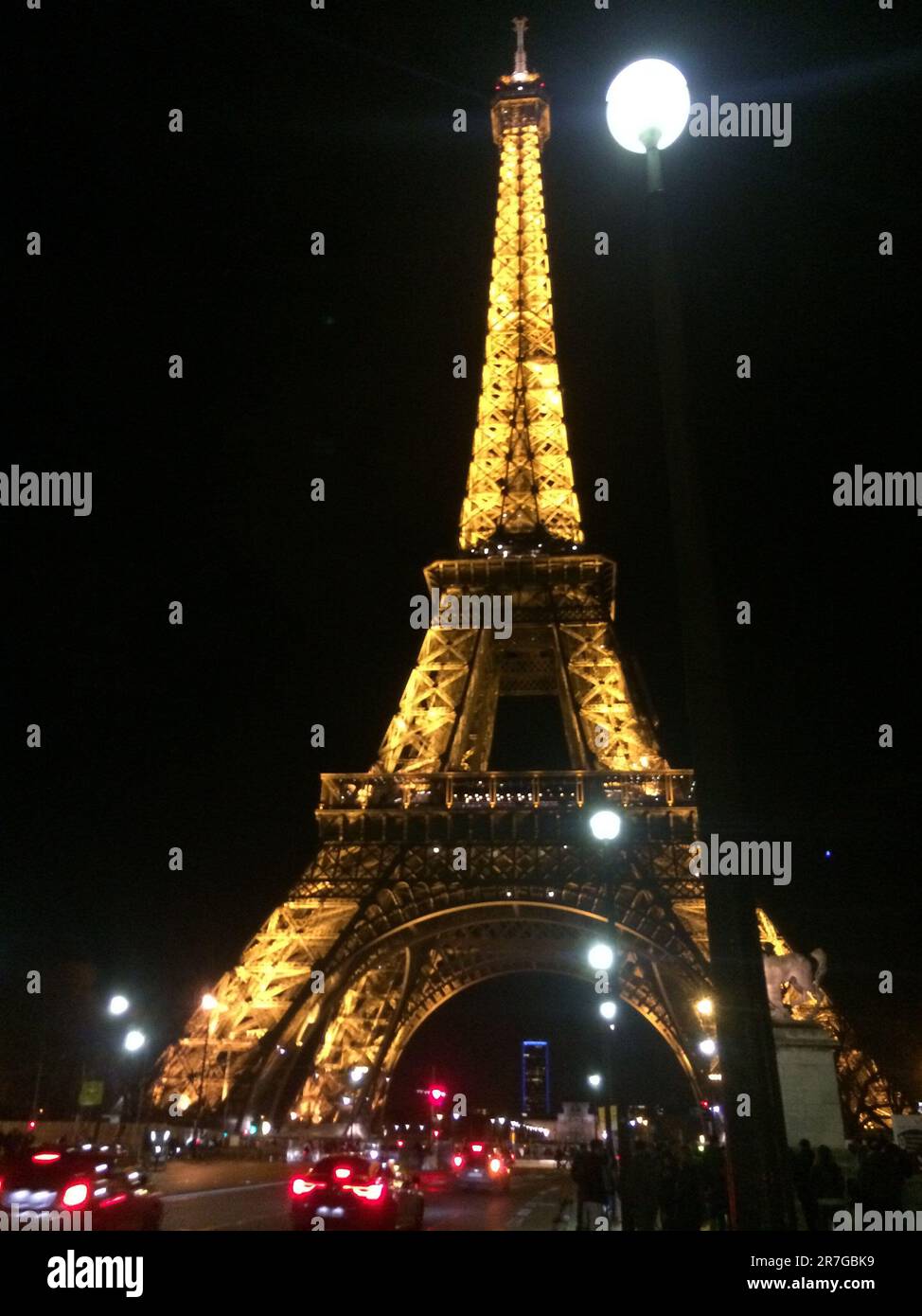 Torre Eiffel illuminata di notte, a Parigi, in Francia. Foto Stock