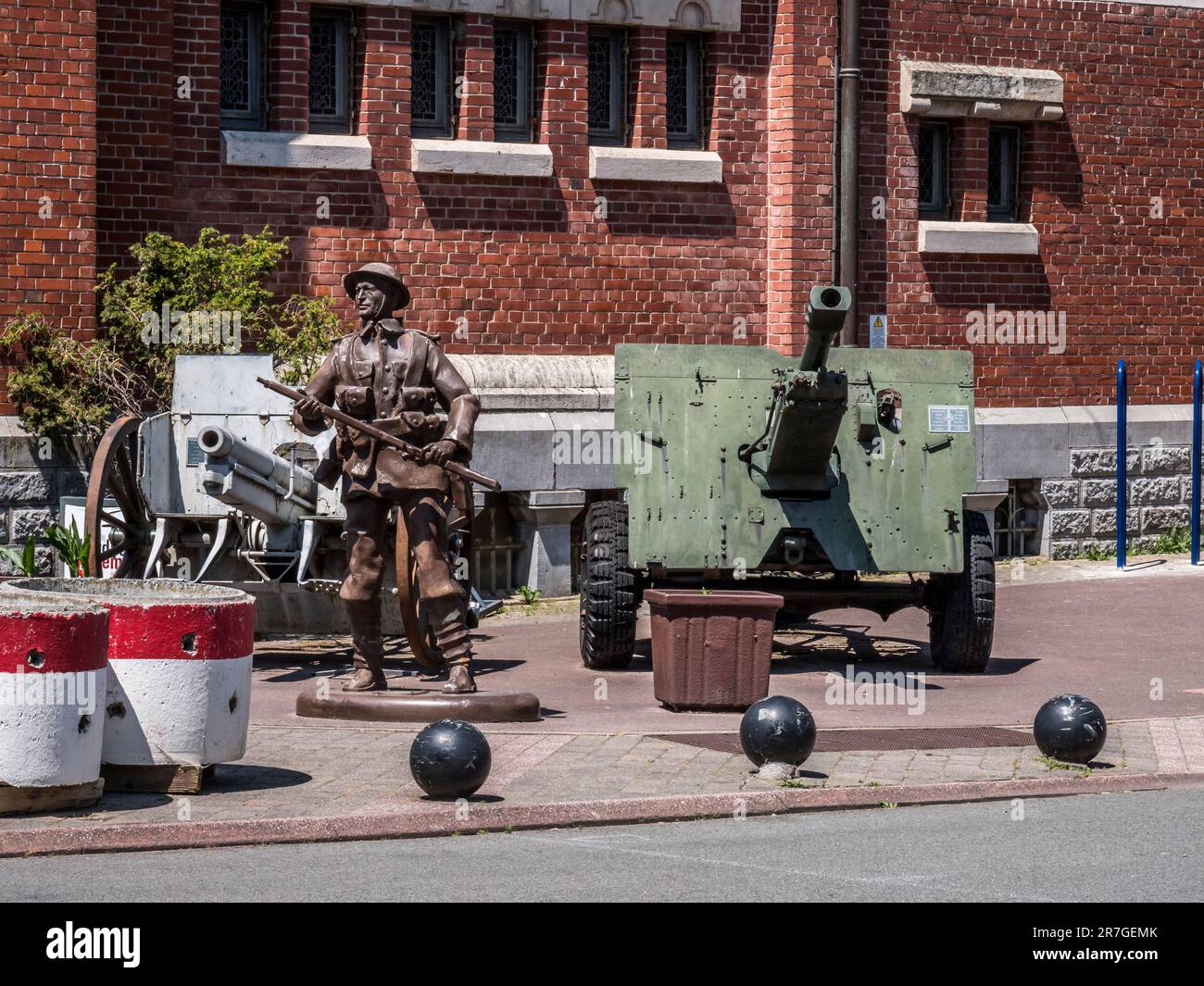 L'immagine è dei cimeli della prima guerra mondiale all'esterno del museo e della chiesa della basilica di Notre Daue de Brebieres nella piazza della città di Albert Foto Stock