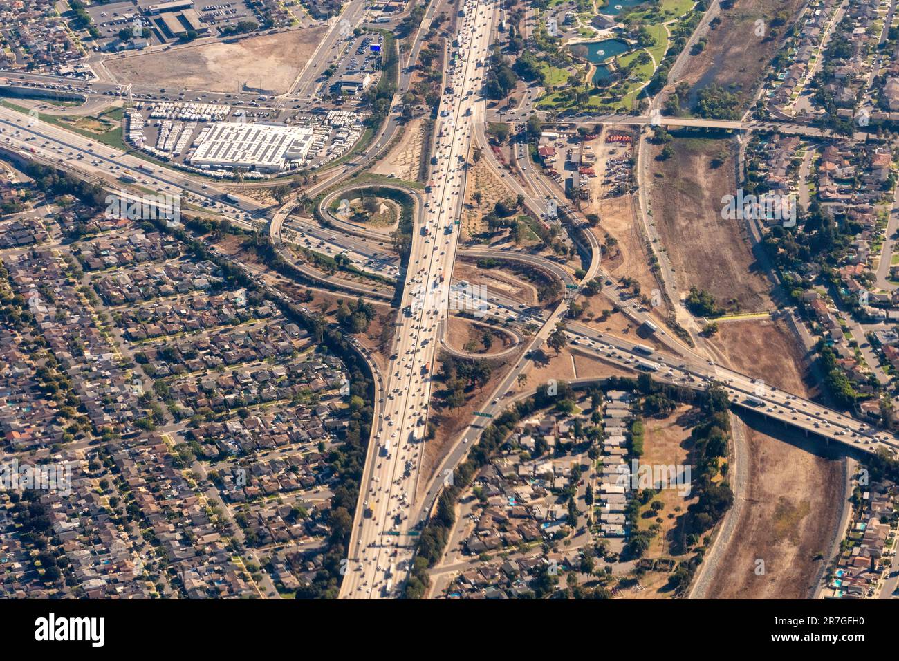 Vista aerea della i-5 Santa Ana Freeway e i-605 San Gabriel Freeway Interchange a Santa Fe Springs, California, sul fiume San Gabriel Foto Stock