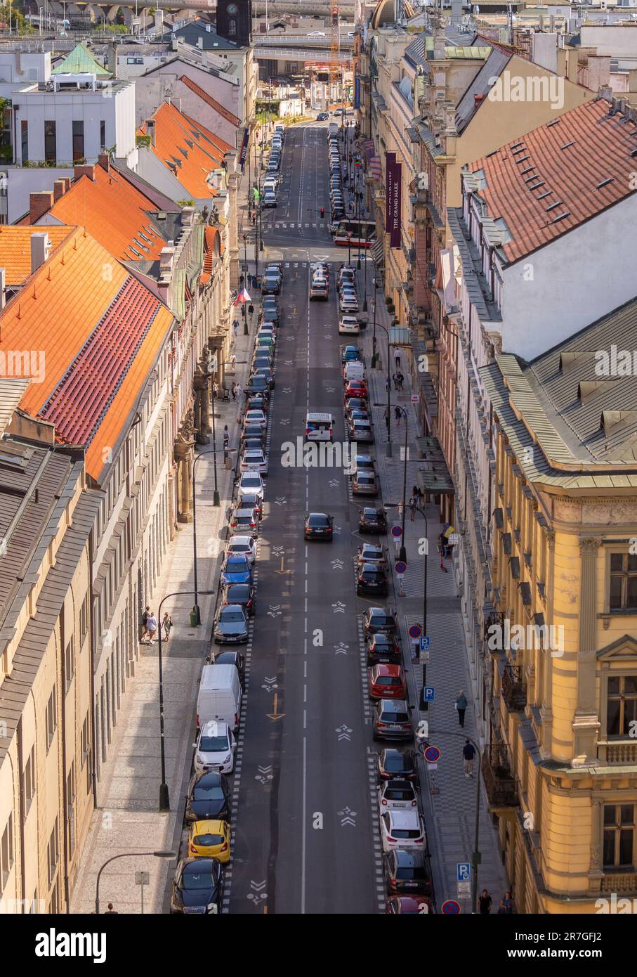 PRAGA, REPUBBLICA CECA, EUROPA - Vista dall'alto della strada con auto parcheggiate. Foto Stock