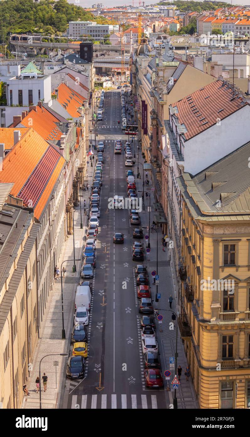 PRAGA, REPUBBLICA CECA, EUROPA - Vista dall'alto della strada con auto parcheggiate. Foto Stock