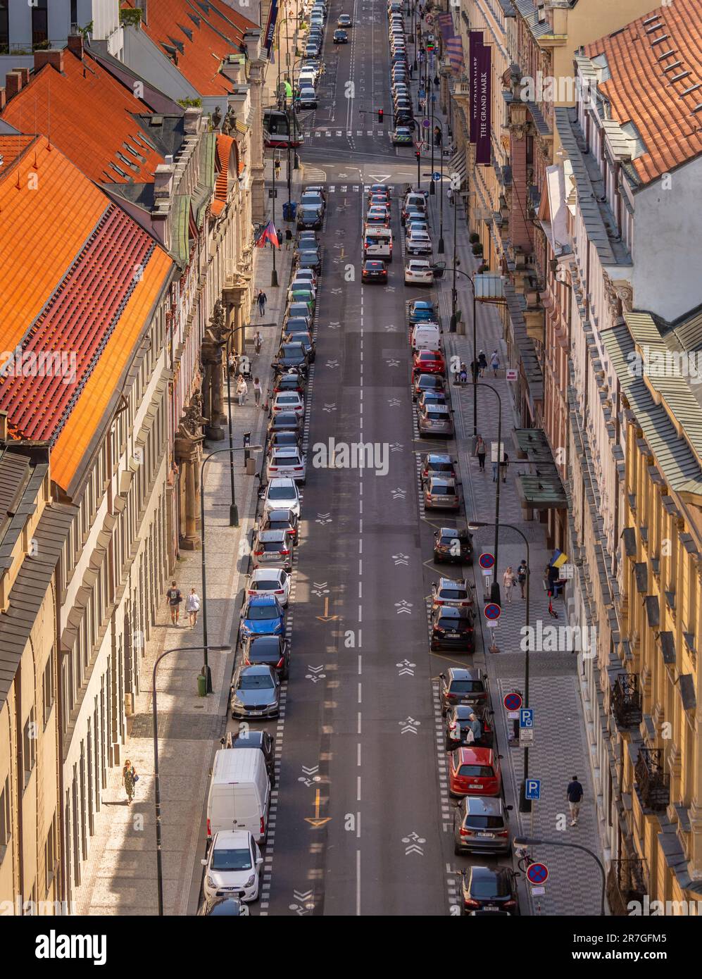PRAGA, REPUBBLICA CECA, EUROPA - Vista dall'alto della strada con auto parcheggiate. Foto Stock